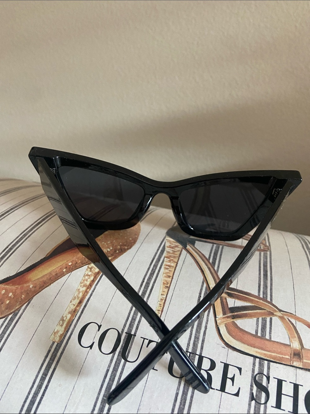 NEW Thick Black Cat Eye Sunglasses 400UV Last PAIR - Picture 4 of 5